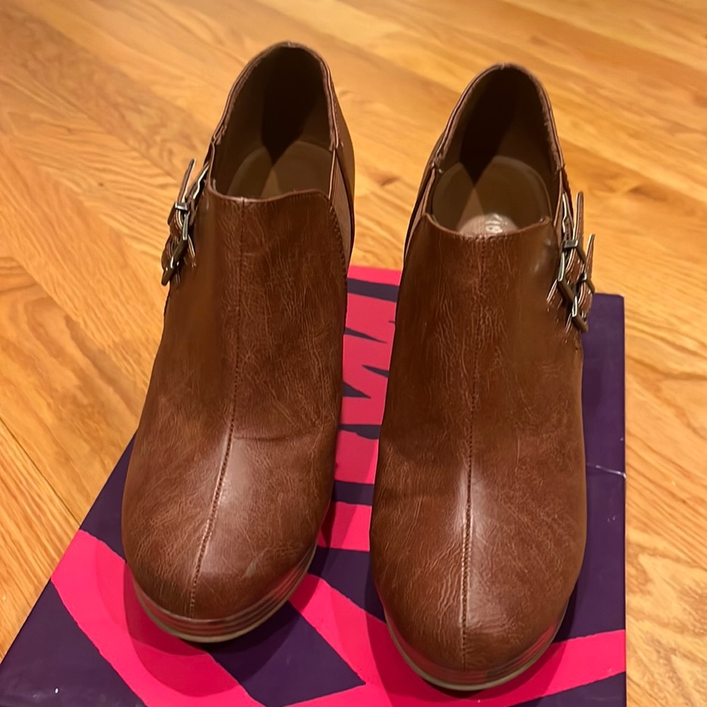 Brown leather bootie